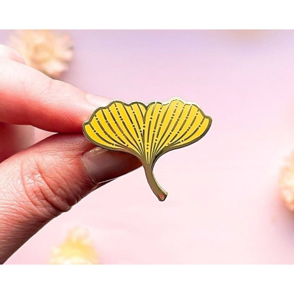 Ginkgo Biloba Leaf Enamel Pin - Gold Plated Nature Jewelry & Brooch - Picture 4 of 9